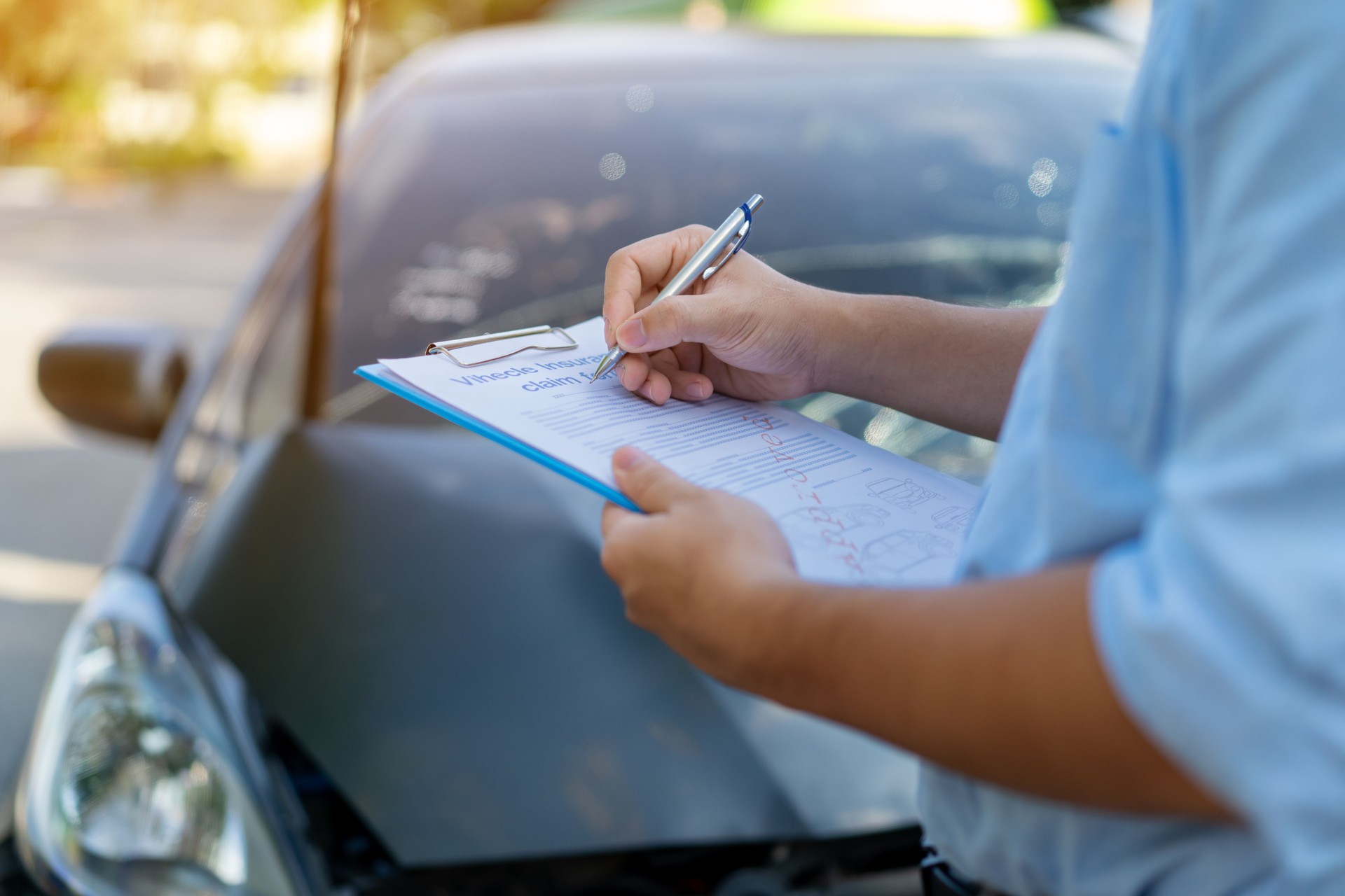 Car insurance agents inspect and evaluate damaged cars after accidents, recording them as evidence for insurance claims.